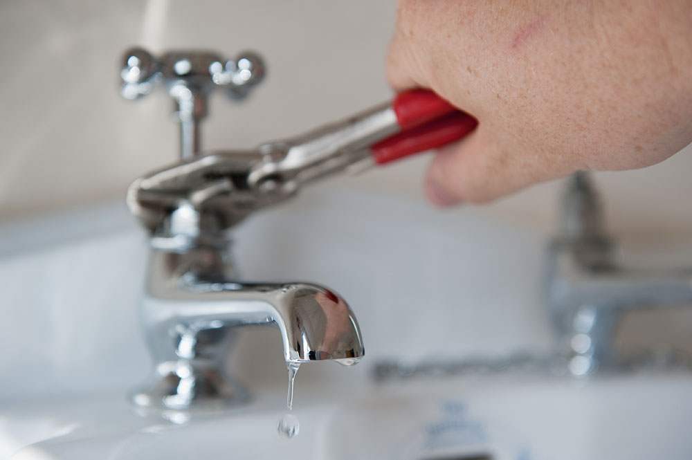 Fixing a leaking tap at home